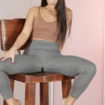 La morena Betzz se moja los pantalones de yoga