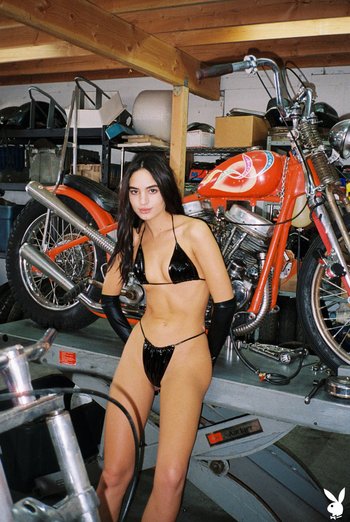 Good looking Sarah Mollica with natural tits showing off her hot ass - Good looking Sarah Mollica with natural tits showing off her hot ass 001