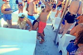 Wild horny Girls showing their Tits at Boat Party — 6