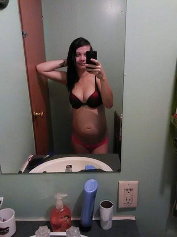 Pregnant chick Amanda Marks taking pictures of her sexy curves - 000012
