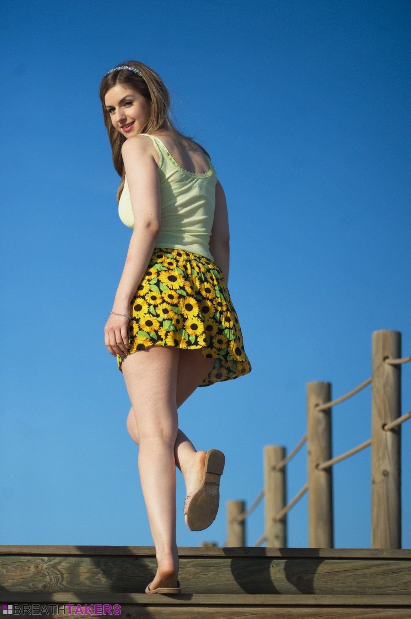 Niegrzeczna brunetka Stella Cox odsłania swoje nagie krągłości