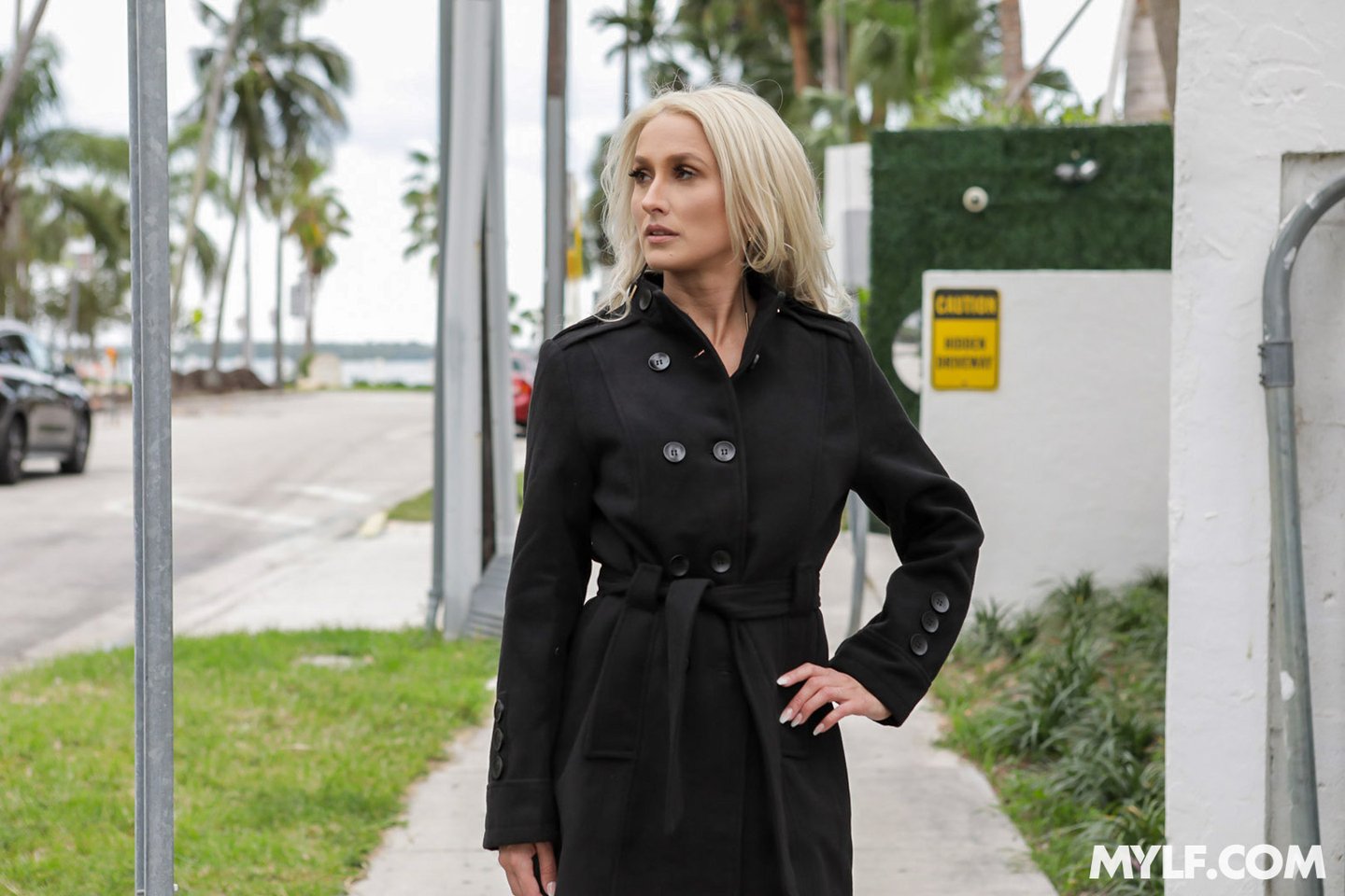 MILF Misha Mynx lubi bondowski seks w biurze