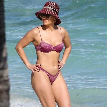 Jennifer Lopez in bikini in de Turks- en Caicoseilanden