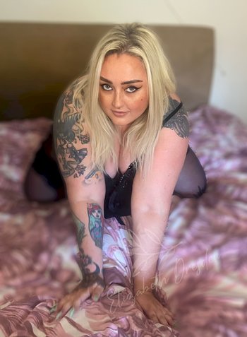 Tattooed fattie Elizabeth Dresden posing in black lingerie - 000010