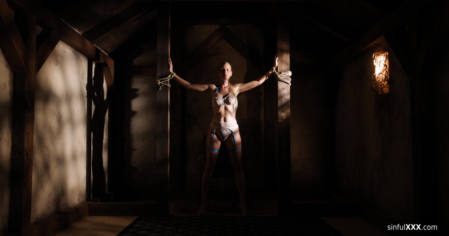 Spocona cycata mamuśka Lynna Nilsson zostaje zerżnięta w dupę podczas gorącej sesji niewoli