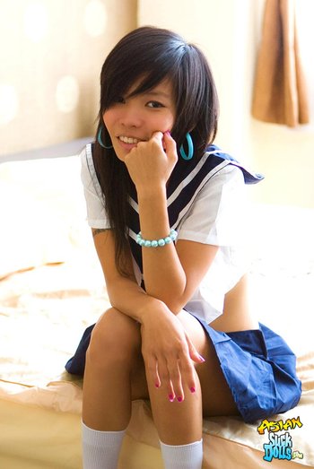 Thai schoolgirl Puy looks sexy in her uniform