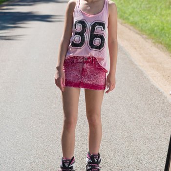 La jeune patineuse à roulettes Faina Bona révèle ses atouts nus