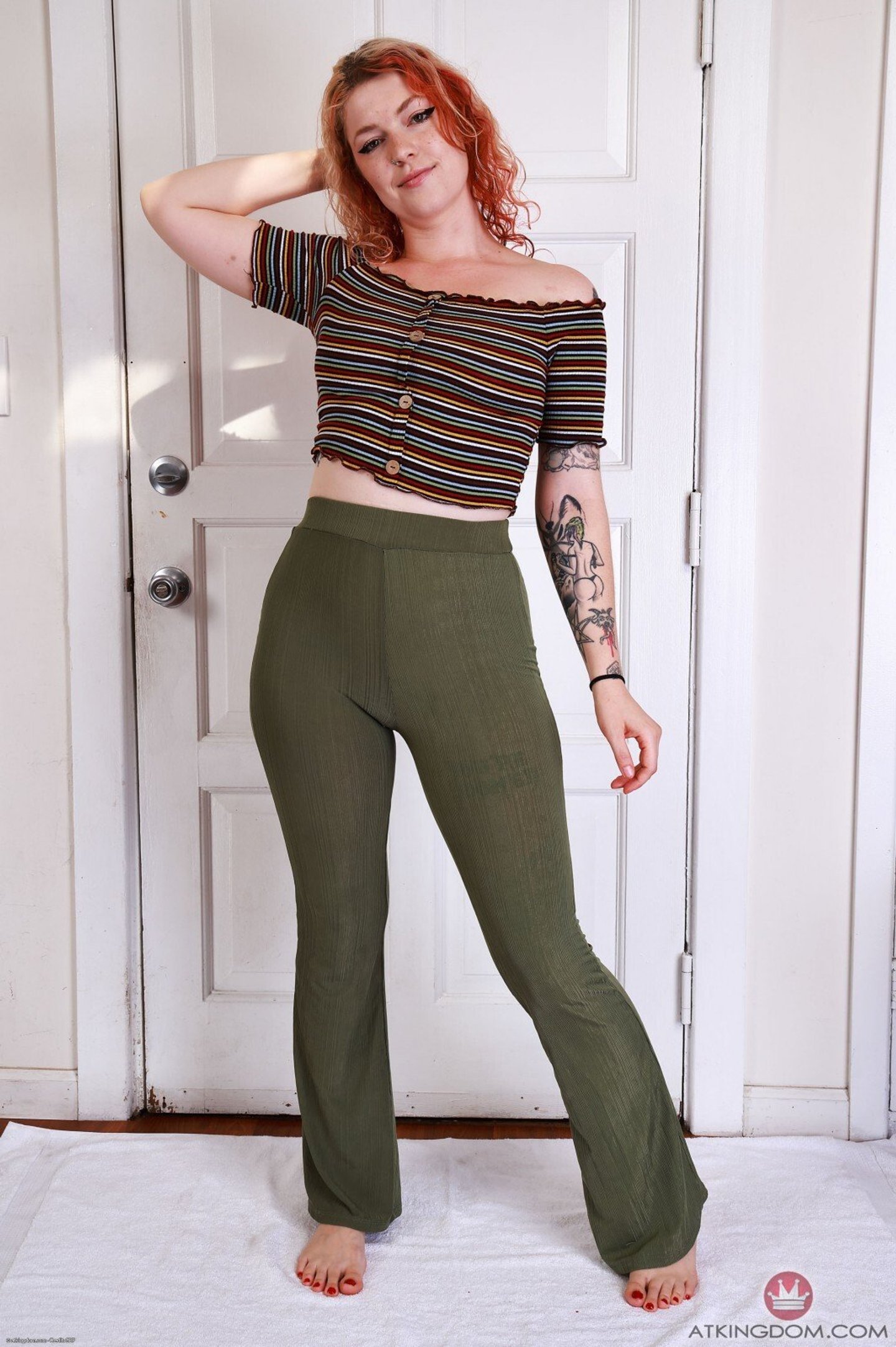 Wytatuowana ruda Apricot Pitts z naturalnymi cyckami pozuje nago na podłodze