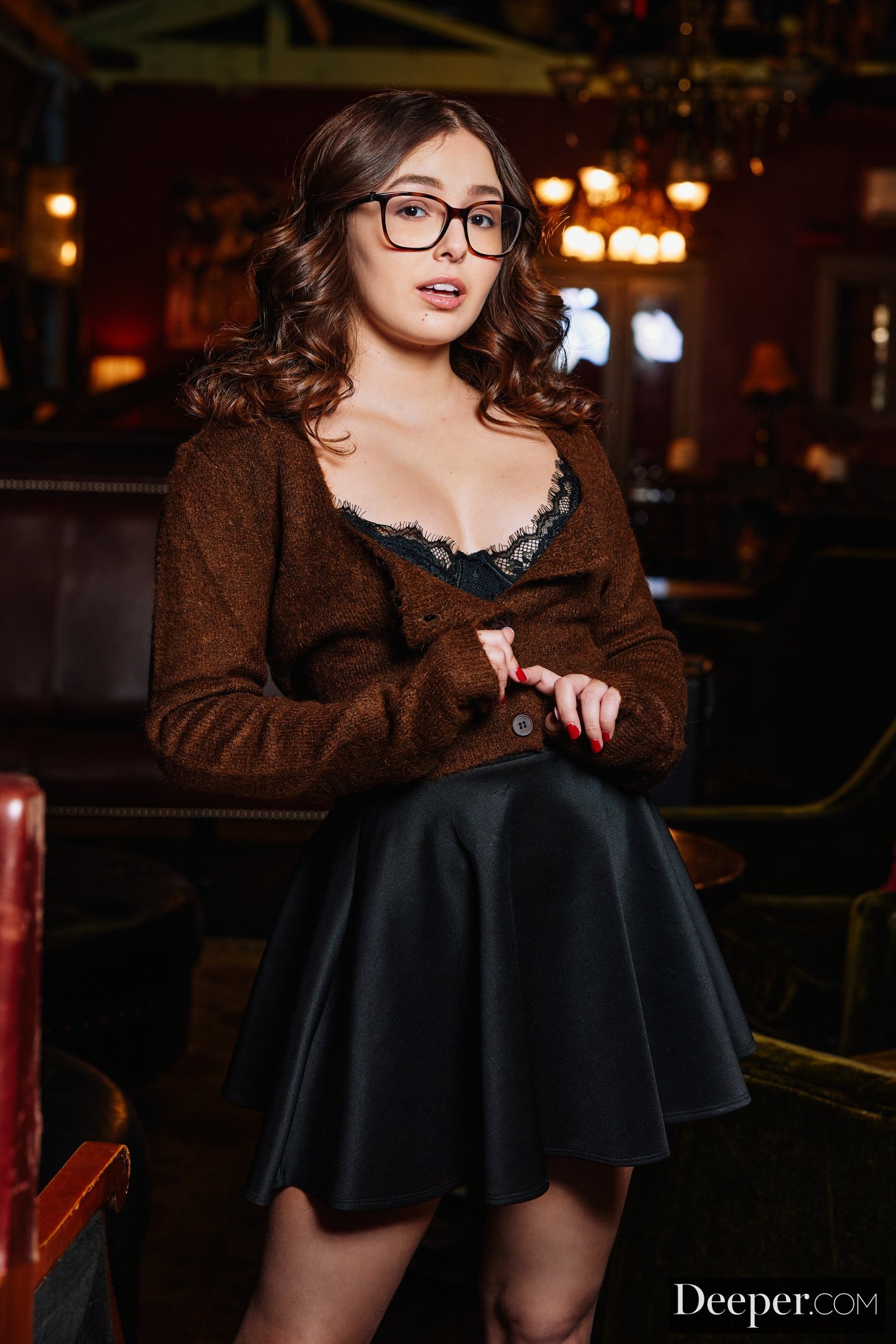 Brunetka Leana Lovings zostaje zerżnięta na pieska przez Maximo Garcię