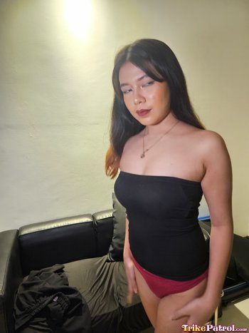 Skinny amateur Tao Sibakan drops on her knees to please