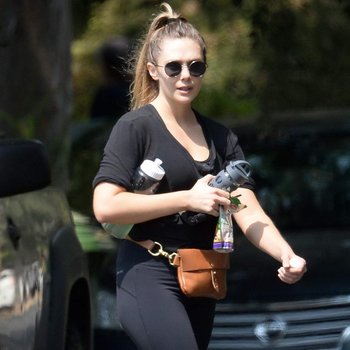 Elizabeth Olsen rondborstig en buit in top en panty