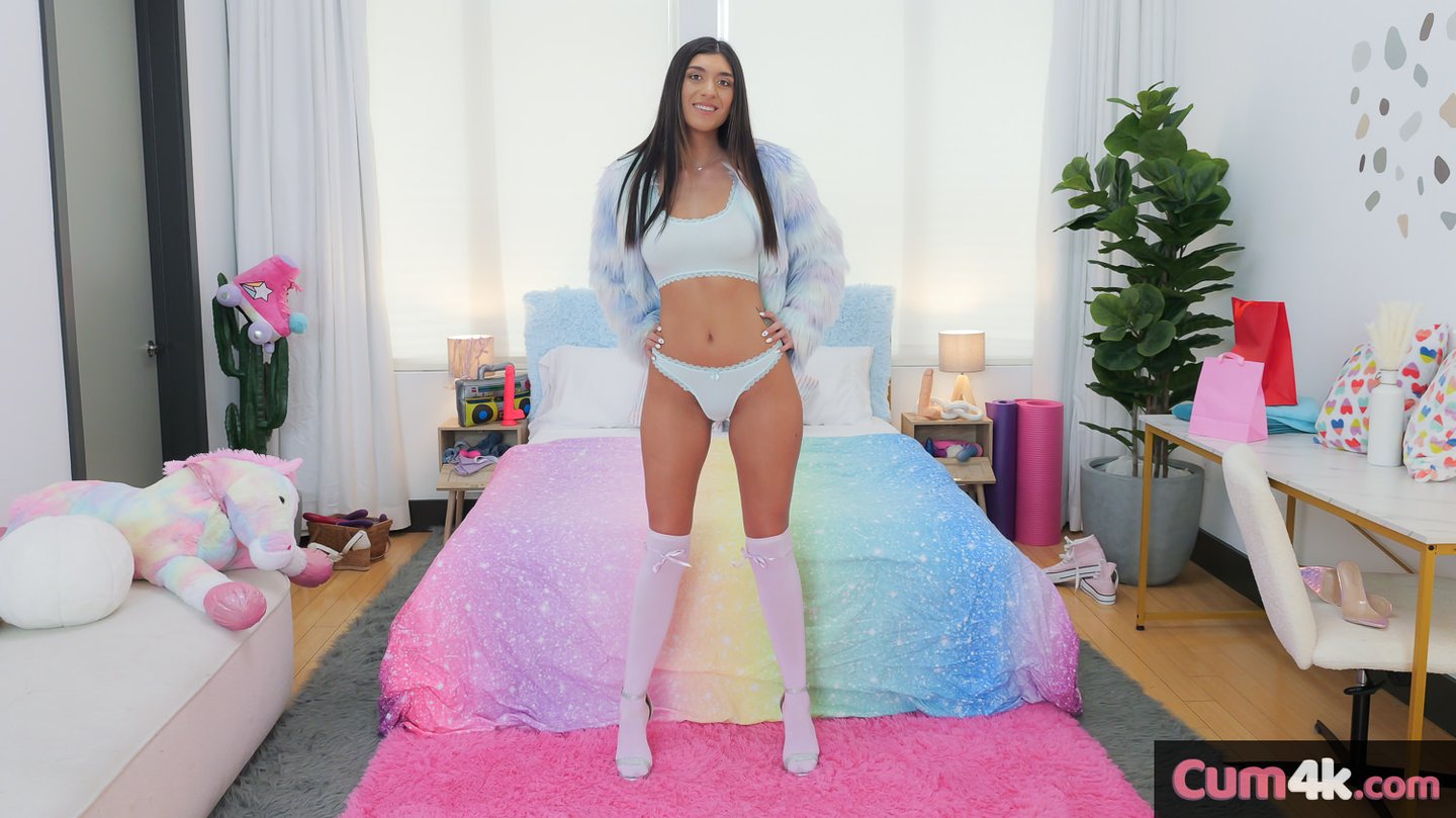 Brunetka Aubry Babcock zostaje zerżnięta na pieska przez Danny`ego Steele