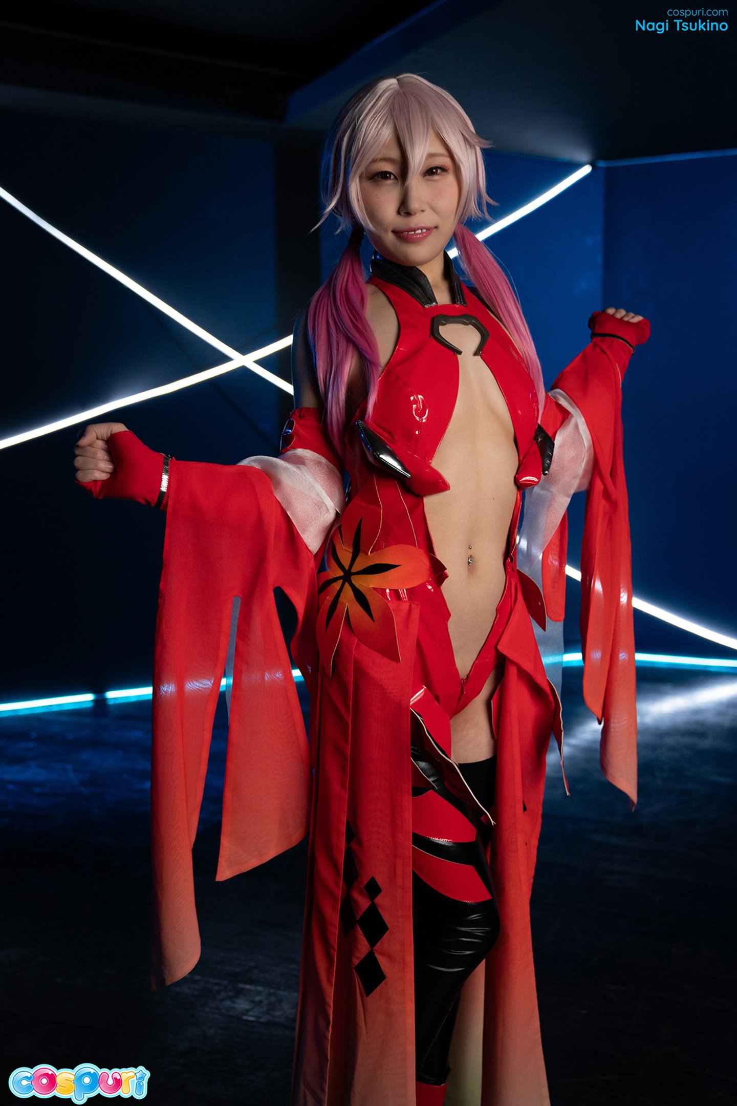 Gorąca japońska piękność Nagi Tsukino pokazuje swoje wspaniałe nagie pistolety