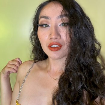 Solo gostosa Alicia Hebi sentada no chão e na cama