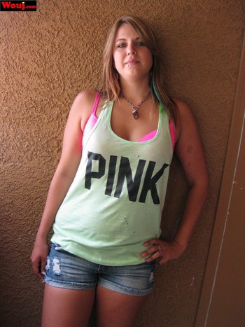 Good looking babe teasing with her pink bra while posing - 000006