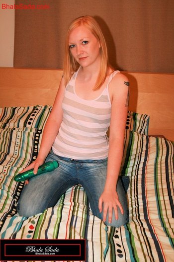 Amazing chick loves posing fully clothed on the bed - 000011
