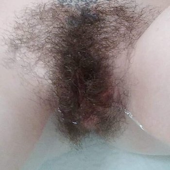 Die versaute Amanda Marks zeigt ihre haarige Muschi in der Badewanne