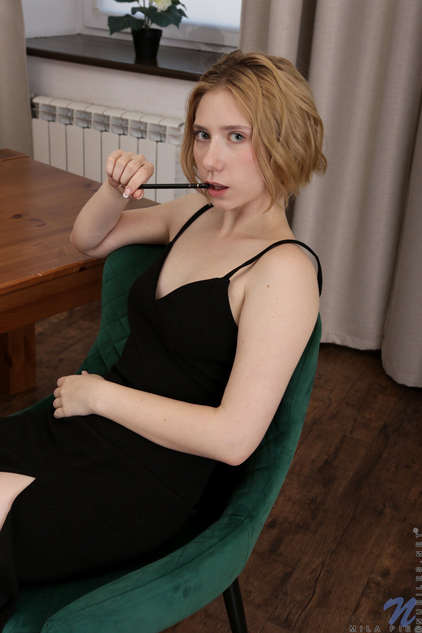 Wspaniała blondynka Mila Pie z naturalnymi cyckami pozuje nago w biurze