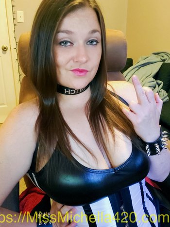 Chubby babe Miss Michaella showing her big cleavage in front of the webcam - 000014