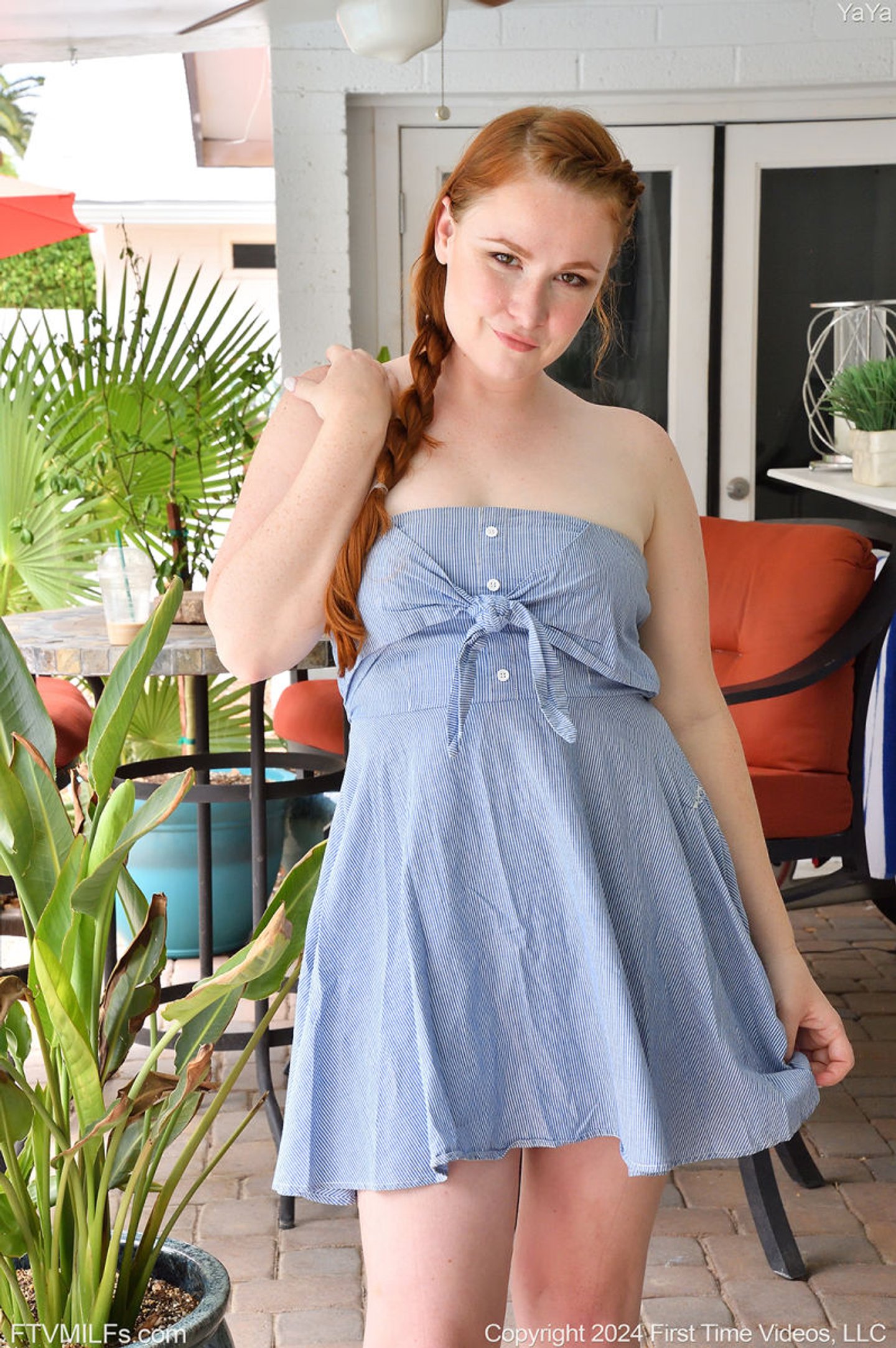 Yaya Gingersnatch uwielbia podnosić spódnicę, aby pokazać, że nie ma majtek