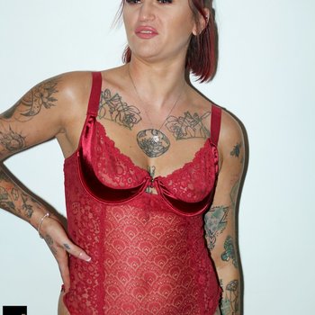 Lief meisje met rood haar pronkt met haar nieuwe lingerie