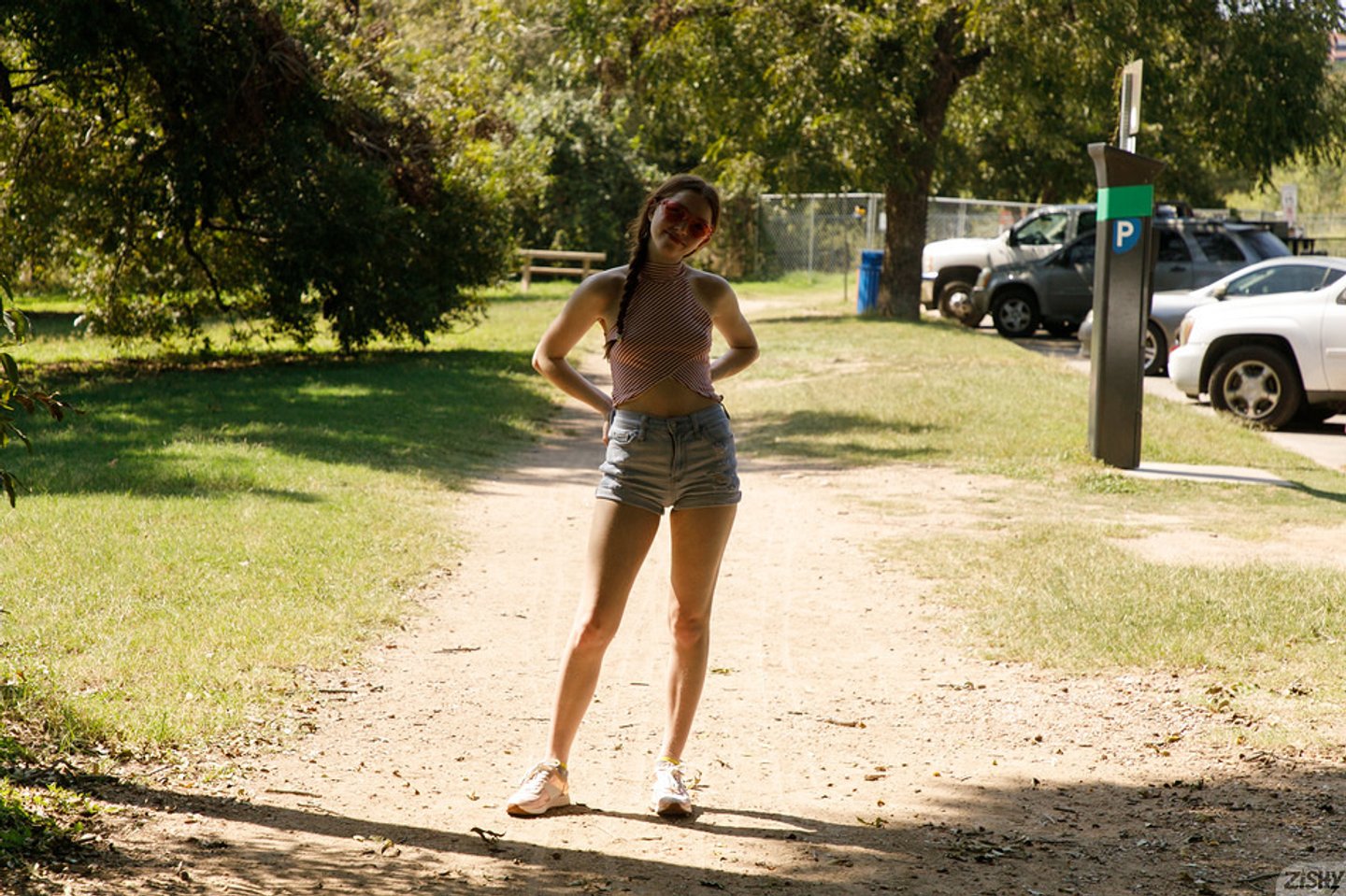 Myra Glasford pokazuje swoje majtki w publicznym parku