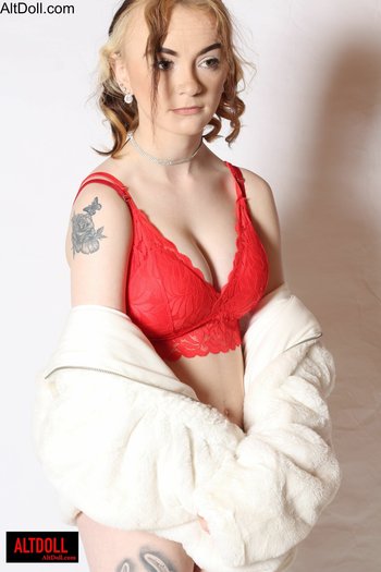 Sexy hottie puts her body on display so everyone can see