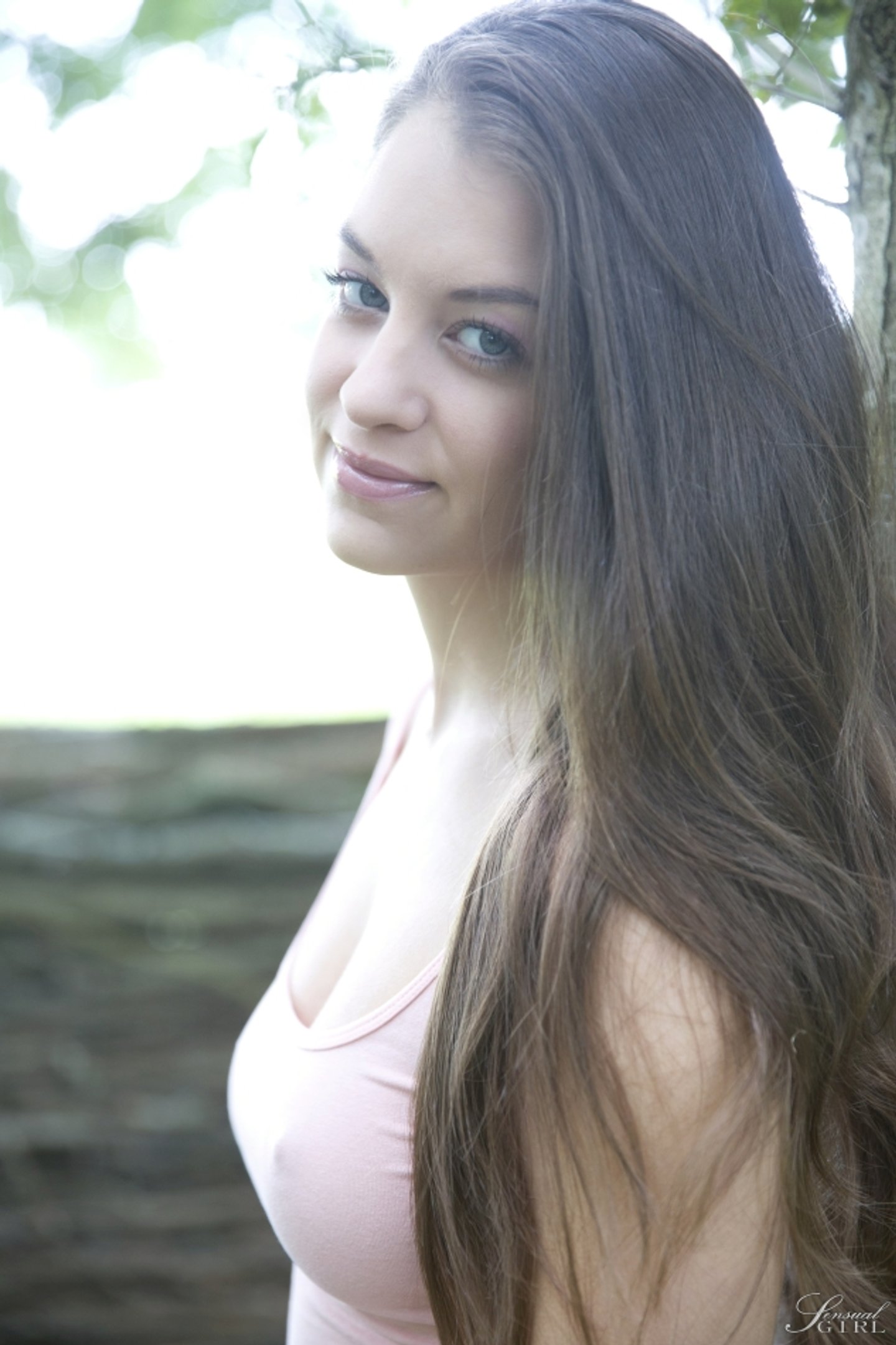 Brunetka Angelina Brill pozuje nago na świeżym powietrzu