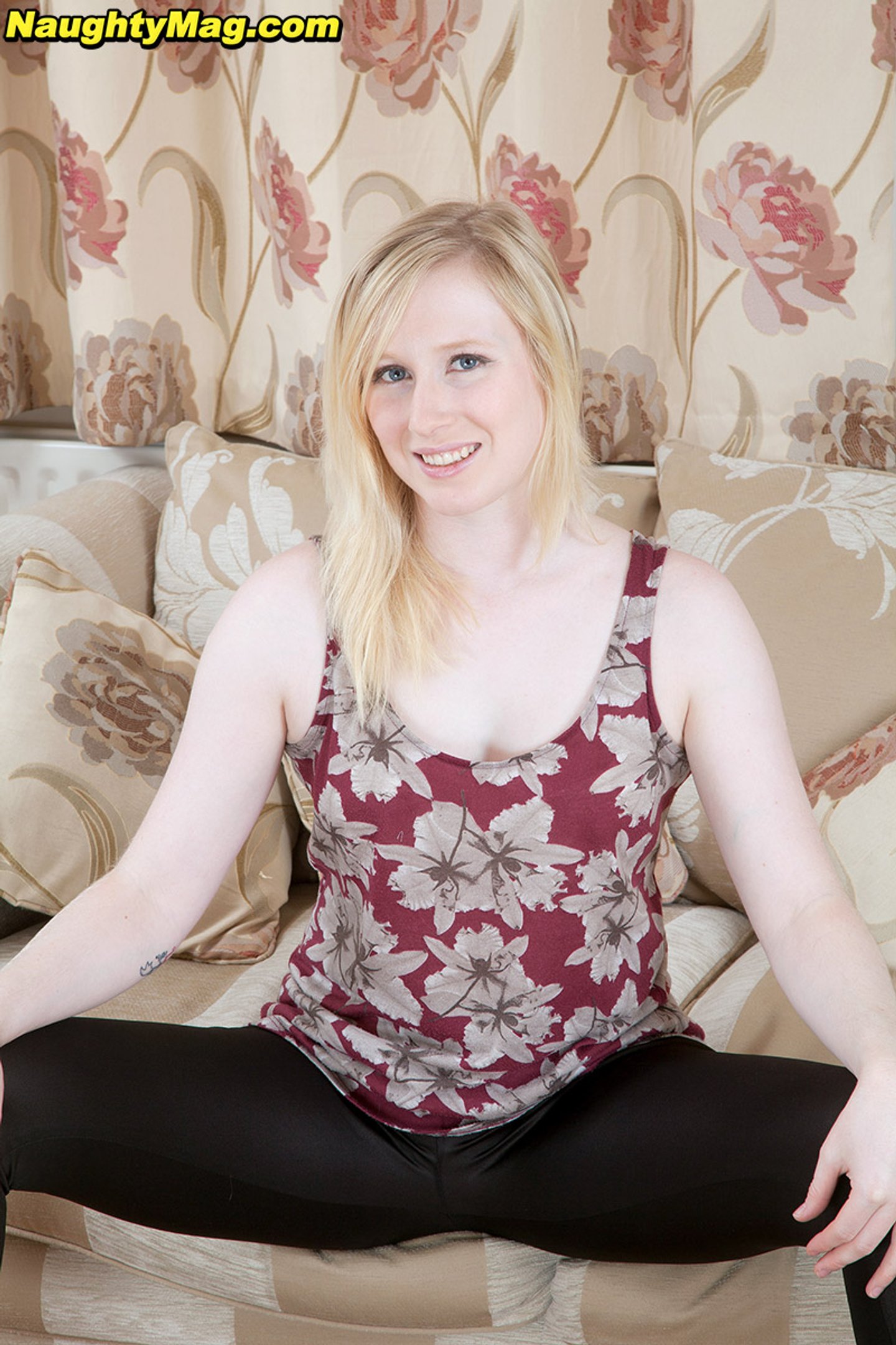 Zboczona dziewczyna Satine Spark odsłania swoją krzaczastą cipkę