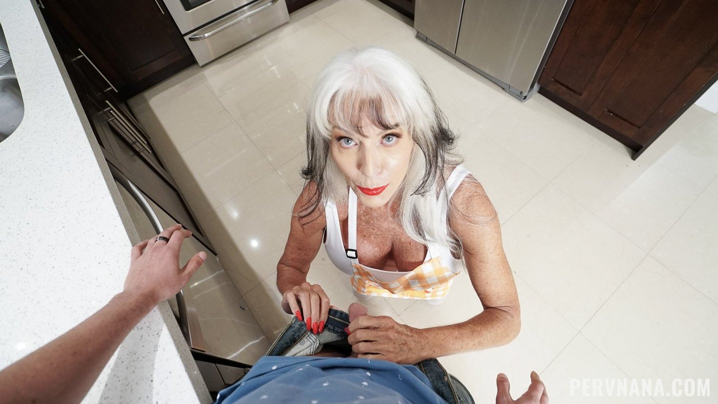 Głodna fiuta babcia Sally D`Angelo jest pompowana dwoma świeżymi wałkami