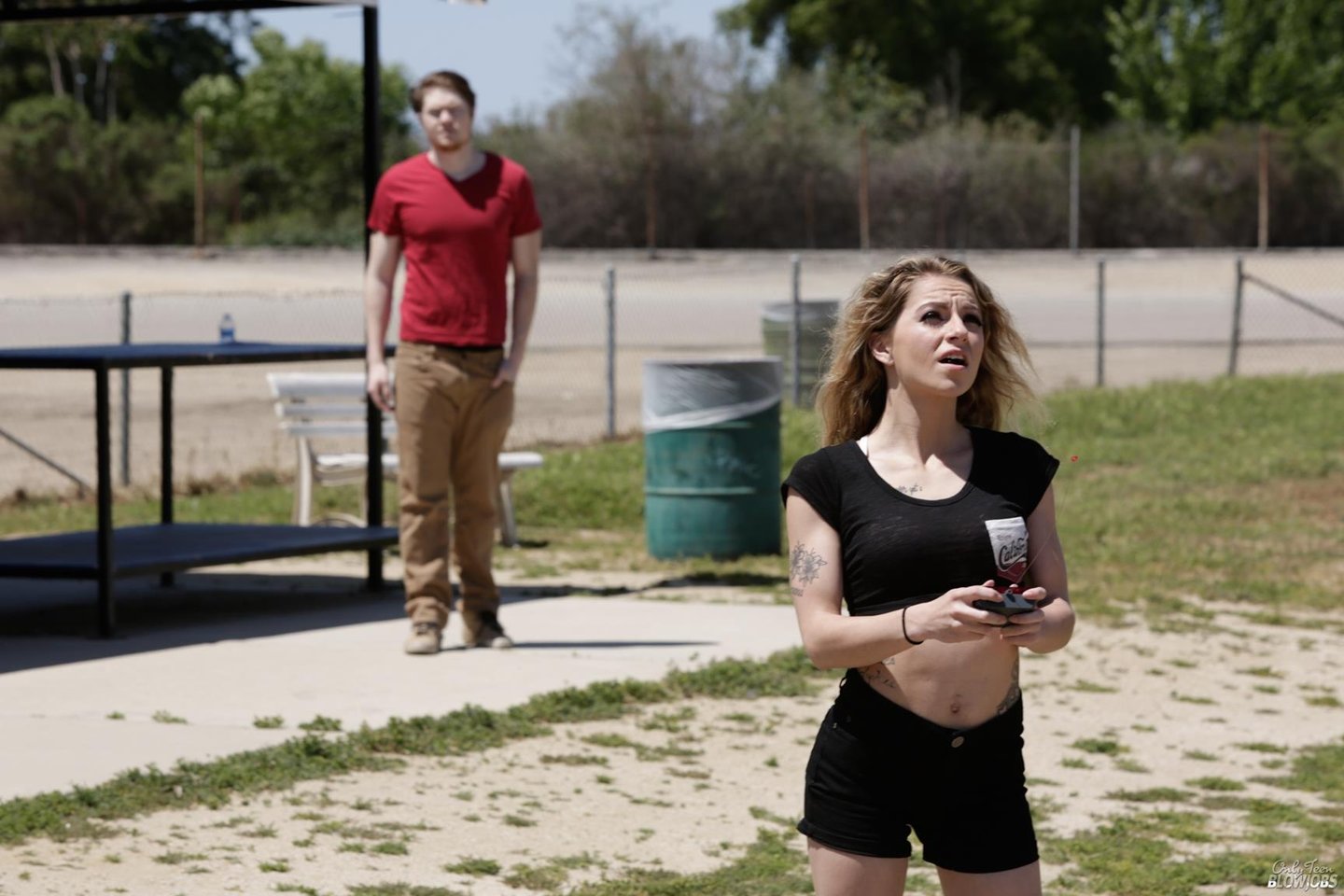 Alana Summers zostaje zerżnięta przez swoją przyjaciółkę