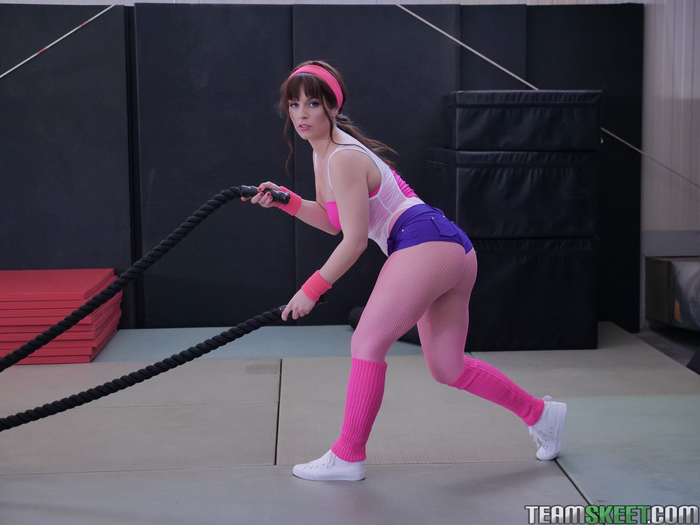 Seksowna Kiara Edwards mocno ssie i rucha się