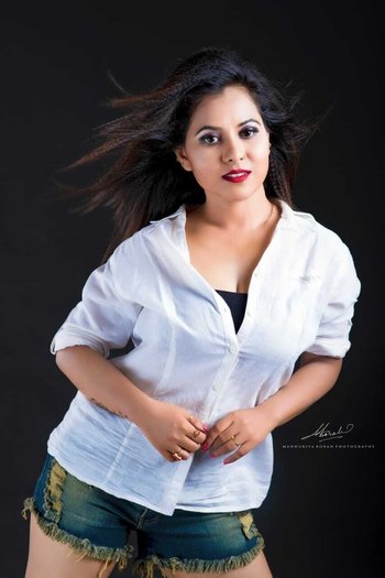 Good looking Indian chicks love posing in various scenes - 000004