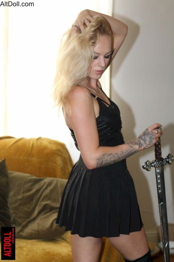 Gorgeous chick wears a black outfit while playing with a big sword - 000001