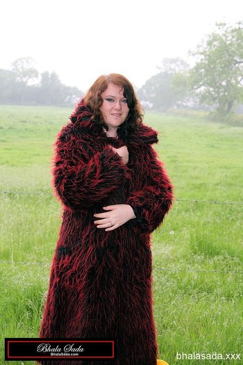 Two amazing babes posing in long winter coats outdoors - 000002