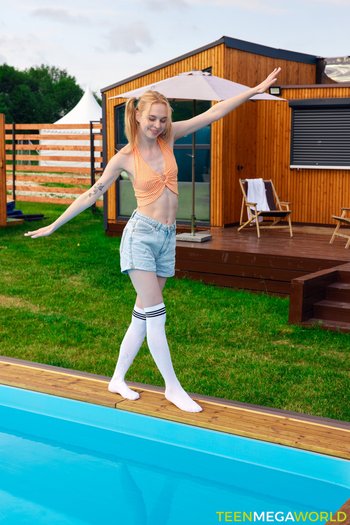 Solo fun by the pool by adorable amateur Elloise for Teen Mega World - Solo fun by the pool by adorable amateur Elloise for Teen Mega World 002