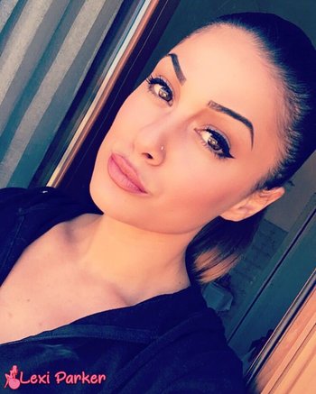Hot babe Lexi Parker shares her selfies with her adoring fans - 000005