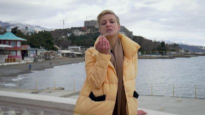 Stylish Russian babe smoking a cigarette — 2
