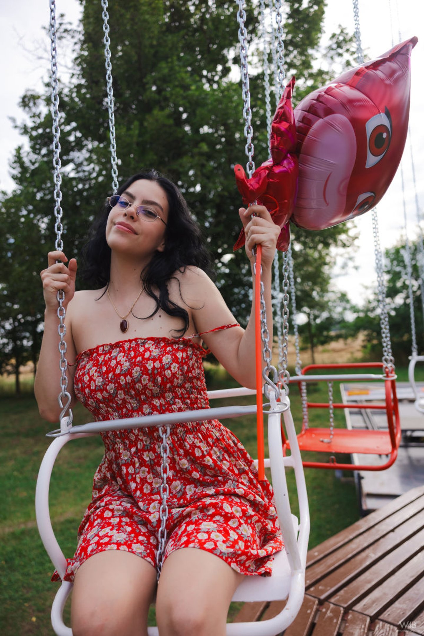 Urocza Sally Hunter rozbiera się w lokalnym parku rozrywki