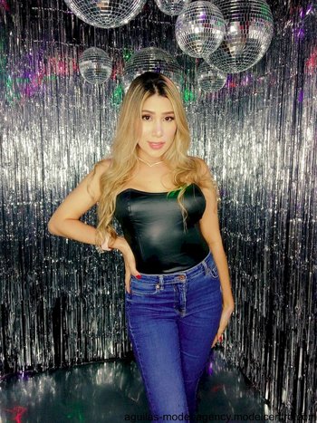 Beautiful blonde girl posing in a black shirt and jeans - 000004