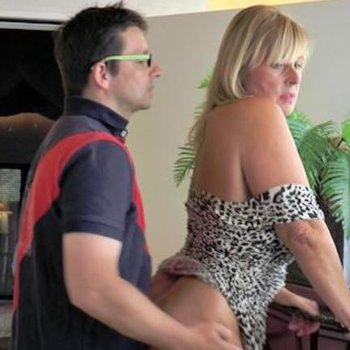 Die vollbusige Milf Chrissy wird von einem jüngeren Schwanz von hinten gerammt