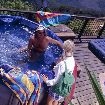 Linda rubia Hannah Harper folla en un jacuzzi