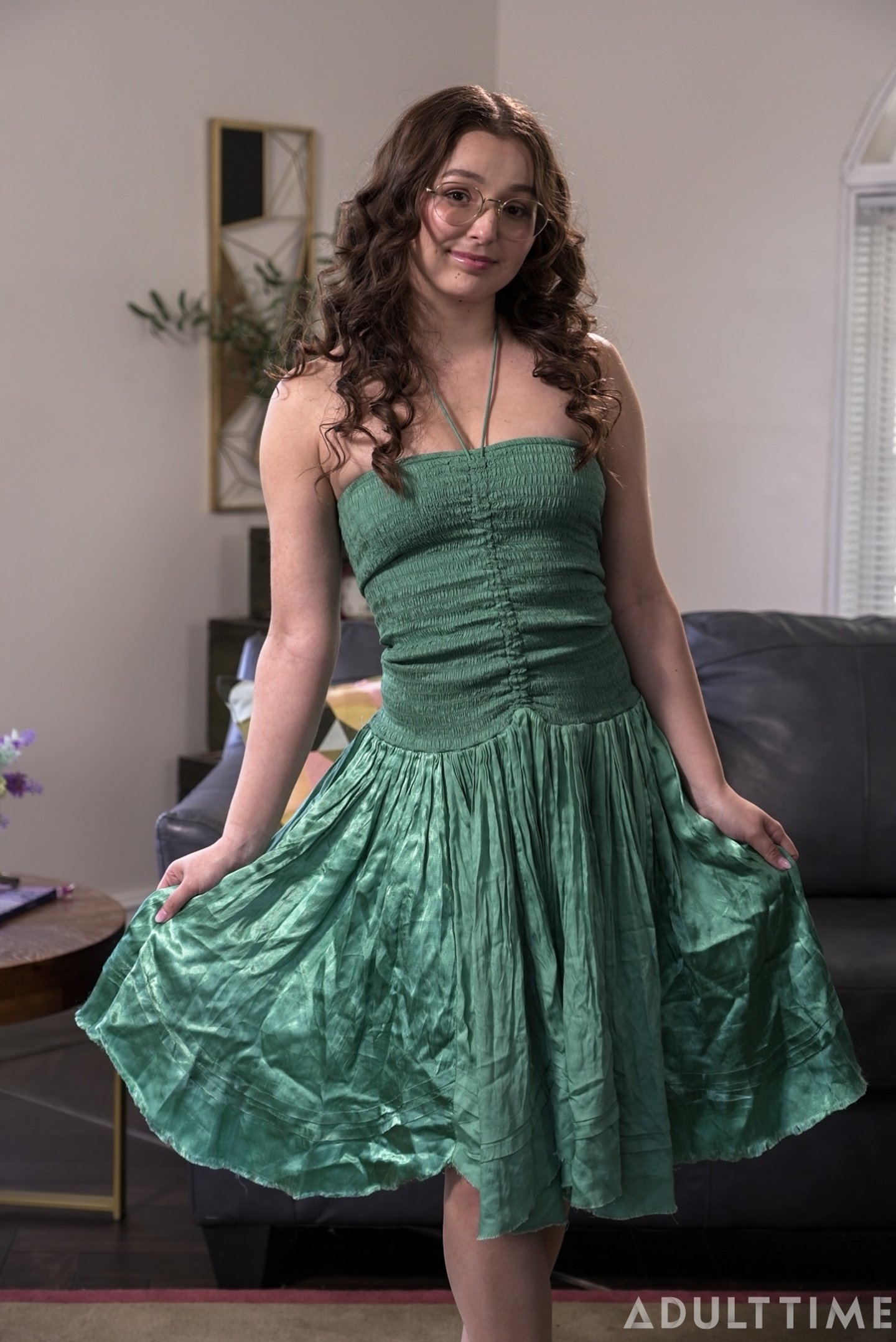 Słodka Leana Lovings zrzuca zieloną sukienkę, by ujeżdżać grubą męskość