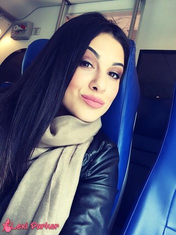 Cute babe Lexi Parker opens up her private selfies and shares them with you - 000010