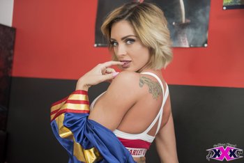 Salina Ford channels her inner Harley Quinn in hot photoshoot - 000001