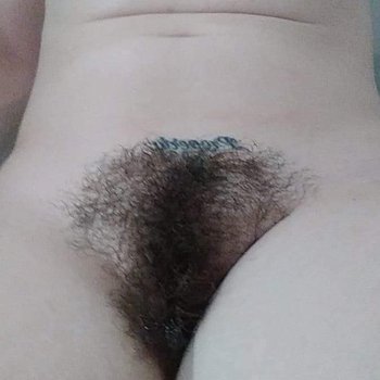Die versaute Amanda Marks zeigt ihre haarige Muschi in der Badewanne