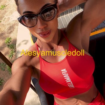 Das starke brünette Babe Alesya zeigt ihre großen Muskeln