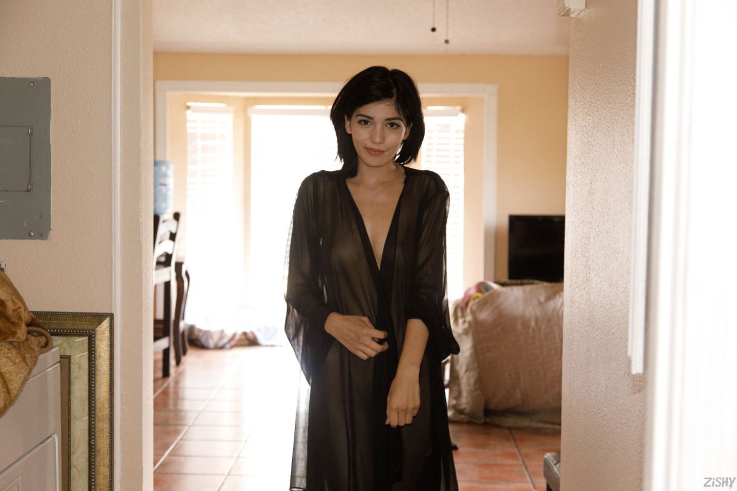 Urocza brunetka Camila Gomez zrzuca prześwitujący szlafrok