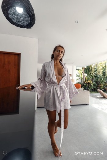 Young LucyQ reveals sexy fit body in exotic resort - 0004-01_1200