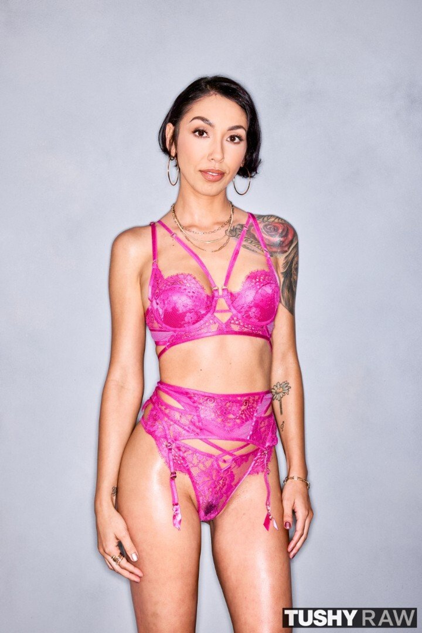Oszałamiająca Xochi Moon w różowej koronkowej bieliźnie uprawia seks analny na pieska